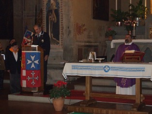 La cerimonia continua nella chiesa di  per una santa messa celebrata dal Cappellano dell'Accademia Navale don Aldo 